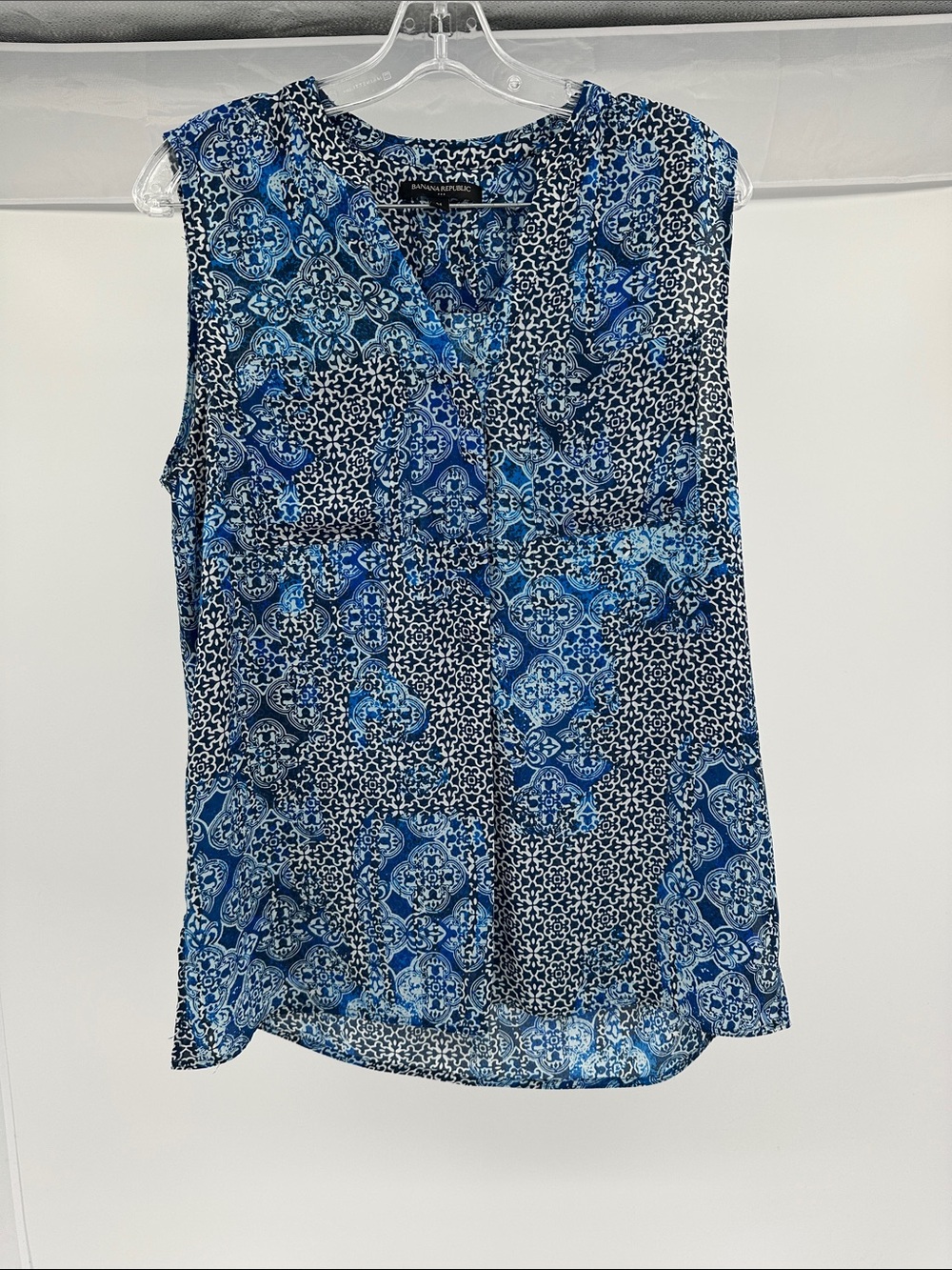 Banana Republic Blue Patterned Sleeveless V-Neck Blouse